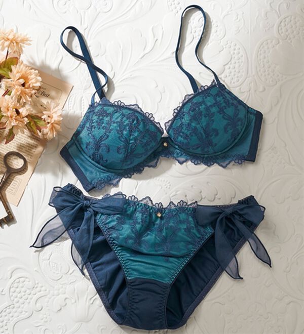 YU'NOW（ユナウ）の「ぷるるん谷間のノンワイヤーブラ＆ショーツ（ブラジャー＆ショーツセット）」｜ネイビー系