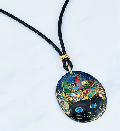 BELLUNA（ベルーナ）の「七宝焼きオシャレ黒猫ペンダント（ネックレス・ペンダント）」