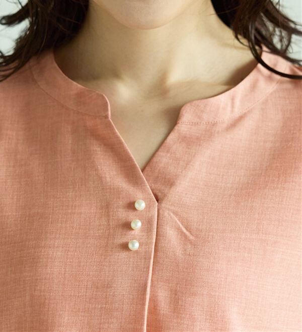 BELLUNA（ベルーナ）の「麻調合繊パール付タックデザインブラウス（ブラウス）」｜詳細画像