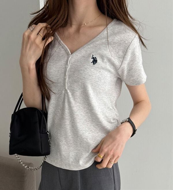 GeeRA（ジーラ）の「【U.S. POLO ASSN.】接触冷感Vネックヘンリーリブカットソー（カットソー）」｜詳細画像