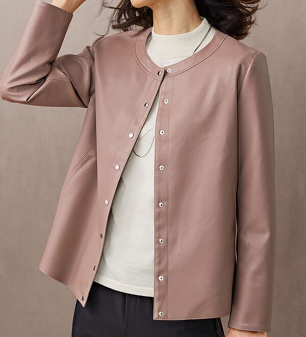 BELLUNA（ベルーナ）の「フェイクレザー素材ボタンデザインジャケット（ノーカラージャケット）」｜詳細画像