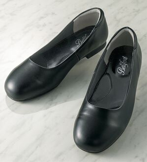 BELLUNA（ベルーナ）の「５Ｅ牛革フォーマルフラットパンプス（パンプス）」｜黒