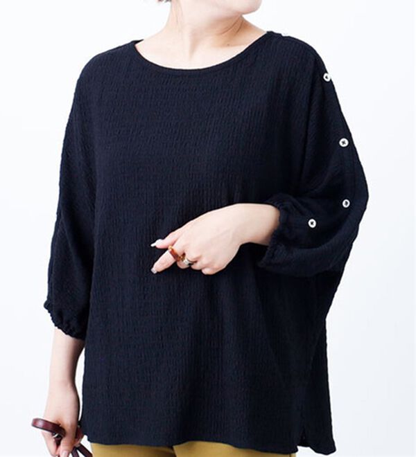 BELLUNA（ベルーナ）の「楊柳素材肩ボタンプルオーバー（カットソー）」｜黒