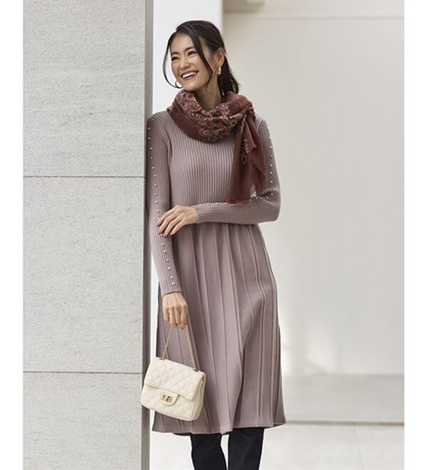 BELLUNA（ベルーナ）の「体型を拾いにくい！ビジュー使いプリーツ風ニットチュニックワンピース（チュニックワンピース）」｜詳細画像