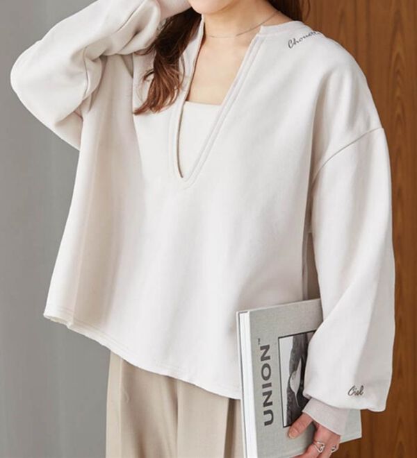 RANAN（ラナン）の「裏起毛Ｖネックロゴ刺しゅうスウェット（トレーナー・スウェット）」｜詳細画像