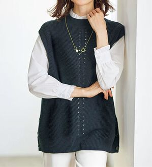 BELLUNA（ベルーナ）の「多ボタン使い上品アイレットデザインベスト（ベスト）」｜ネイビー