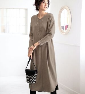 BELLUNA（ベルーナ）の「ふわふわ裏ファー素材ロング丈ワンピース（カットソーワンピース）」｜詳細画像