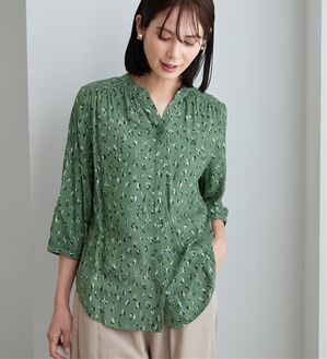 BELLUNA（ベルーナ）の「レーヨン素材ギャザー使いプリントブラウス（ブラウス）」｜グリーン小紋柄