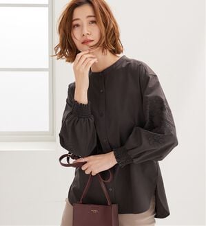 BELLUNA（ベルーナ）の「花柄袖刺しゅうデザインブラウス（ブラウス）」｜チャコール