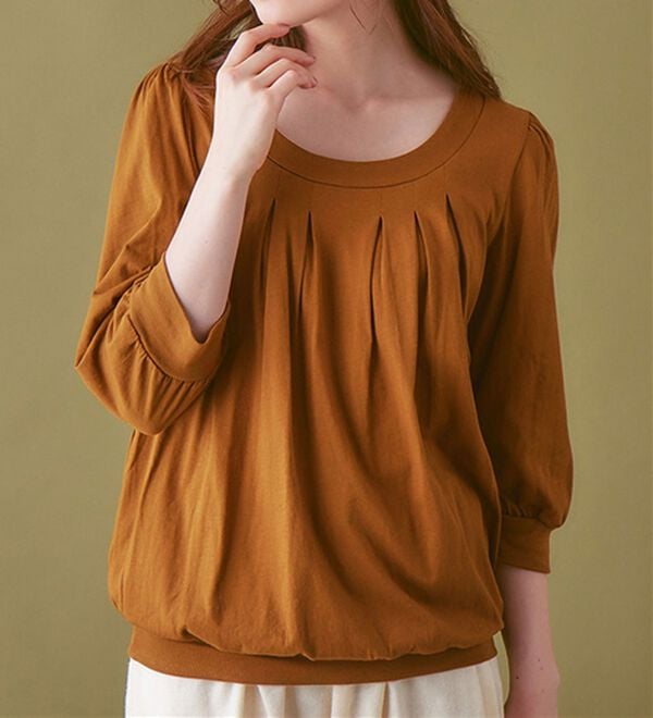 Viola e Viola（ヴィオラ エ ヴィオラ）の「【Ｍ～５Ｌ】綿１００％ふんわり胸元タックカットソー（カットソー）」｜キャメル