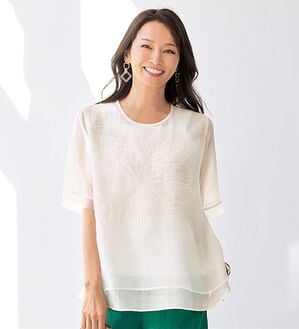 BELLUNA（ベルーナ）の「涼やかな透け感花柄刺しゅうブラウス（ブラウス）」｜オフ白