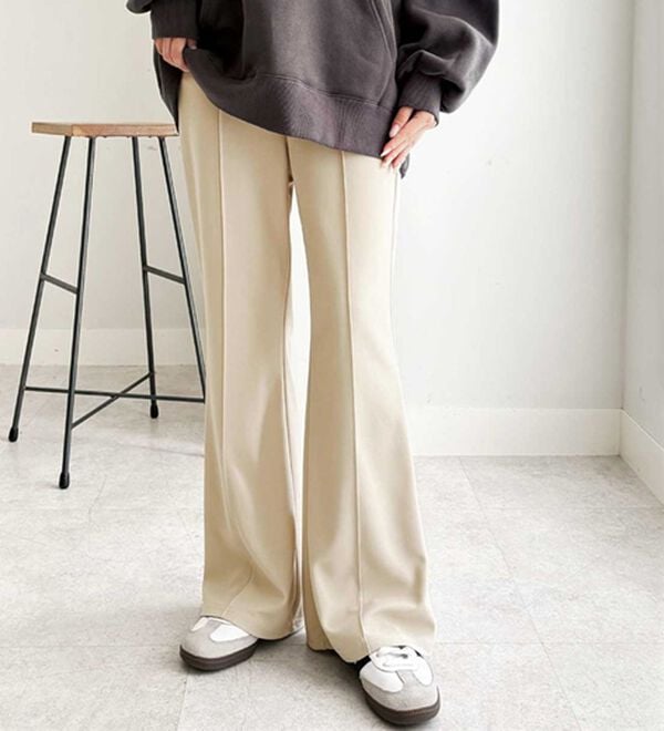 GeeRA（ジーラ）の「センターラインセミフレアカットパンツ（フルレングスパンツ）」｜詳細画像