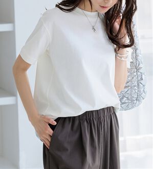 BELLUNA（ベルーナ）の「ヒンヤリ！綿１００％大人顔サマ見えＴシャツ（Tシャツ）」｜ロゴ(オフ白)