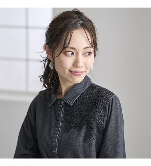 BELLUNA（ベルーナ）の「花柄レース切替デニム素材ブラウス（チュニック）」｜詳細画像