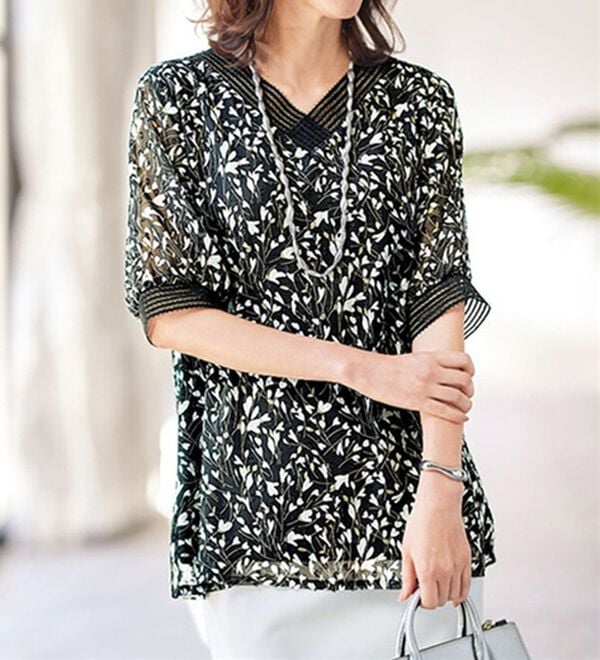 BELLUNA（ベルーナ）の「カットジャカード素材衿レースプリントブラウス（ブラウス）」｜黒系