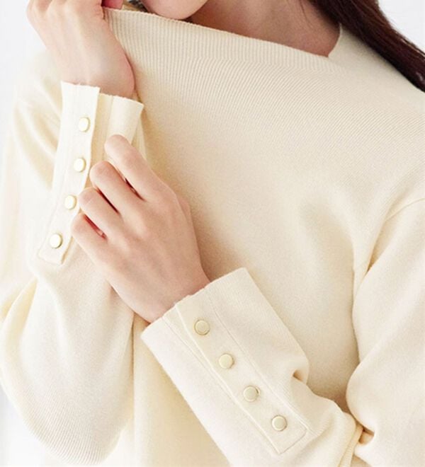 BELLUNA（ベルーナ）の「もちもち袖ボタンニットプルオーバー（ニット・セーター）」｜詳細画像