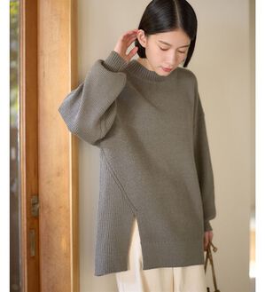 Viola e Viola（ヴィオラ エ ヴィオラ）の「【毛玉になりにくい・静電気防止】サイドスリットハイネックニット（ニット・セーター）」｜グレー