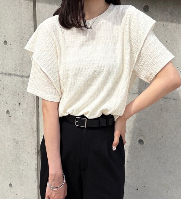 GeeRA（ジーラ）の「ラッフルショルダー表面感カットソー（カットソー）」｜詳細画像