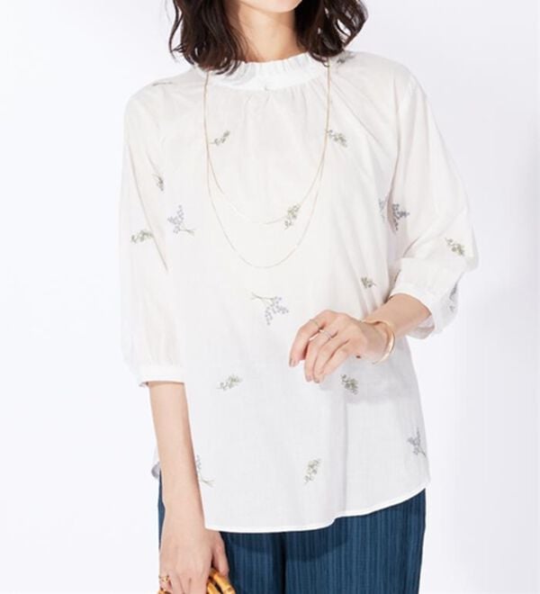 BELLUNA（ベルーナ）の「綿100％とび花刺しゅうブラウス（ブラウス）」｜詳細画像