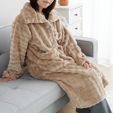 iellio（イエリオ）の「ぽこぽこファー　着る毛布・ブランケット（毛布・ブランケット）」