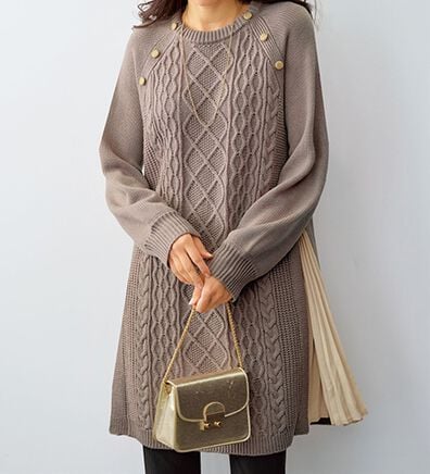 BELLUNA（ベルーナ）の「金ボタン使いプリーツ切替ニットワンピース（チュニックワンピース）」