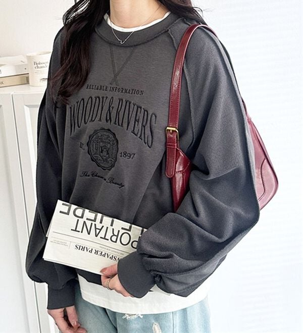 GeeRA（ジーラ）の「リメイク風刺しゅうロゴ裏毛スウェット（カットソー）」｜詳細画像