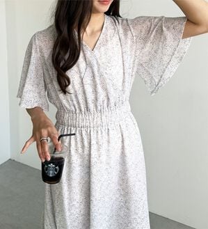 GeeRA（ジーラ）の「『ドラマ着用商品』 フレアースリーブカシュクールワンピース（その他ワンピース）」｜小花柄
