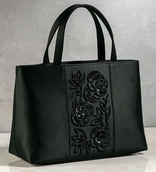BELLUNA（ベルーナ）の「花刺繍が上品なビジューバッグ（ハンドバッグ）」｜ブラック