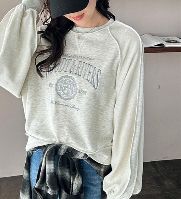 GeeRA（ジーラ）の「リメイク風刺しゅうロゴ裏毛スウェット（カットソー）」｜詳細画像