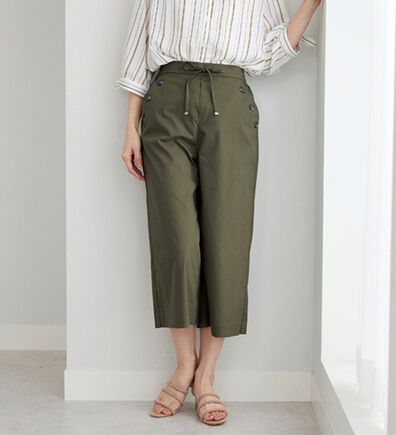 BELLUNA（ベルーナ）の「サラリ綿混ボタン使いキュロットパンツ（クロップドパンツ）」