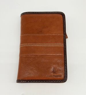 「＜ハッシュパピー＞ステッチがお洒落な縦型二つ折り財布（メンズ財布・パスケース）」｜キャメル