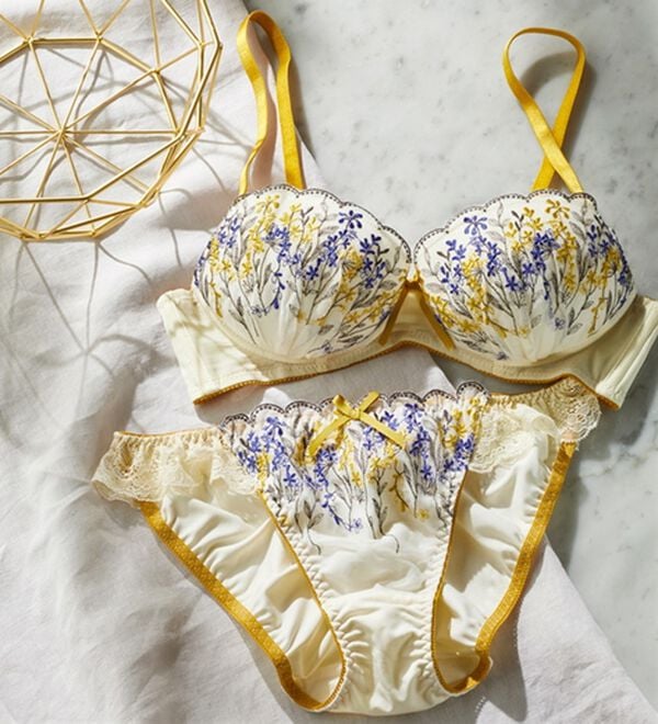 YU'NOW（ユナウ）の「ぷるるん谷間のノンワイヤーブラ＆ショーツ（ブラジャー＆ショーツセット）」｜アイボリー系コスモスレース