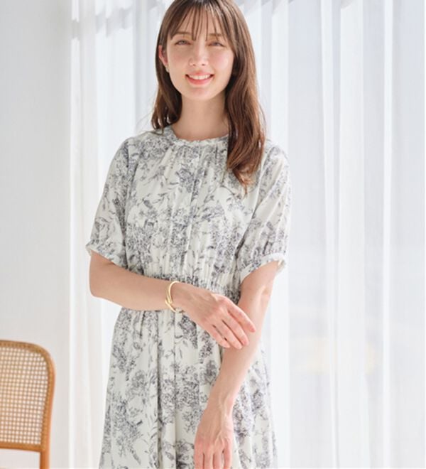 alotta（アロッタ）の「線画タッチ花柄ギャザー切替ワンピース（プリントワンピース）」｜詳細画像