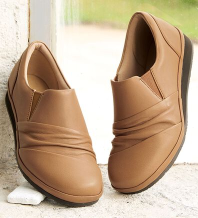 BELLUNA（ベルーナ）の「５Ｅ牛革切替ギャザースリッポン（スリッポン）」