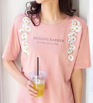 BELLUNA（ベルーナ）の「綿１００％プリントＴシャツ（Tシャツ）」｜ピンク・フラワー