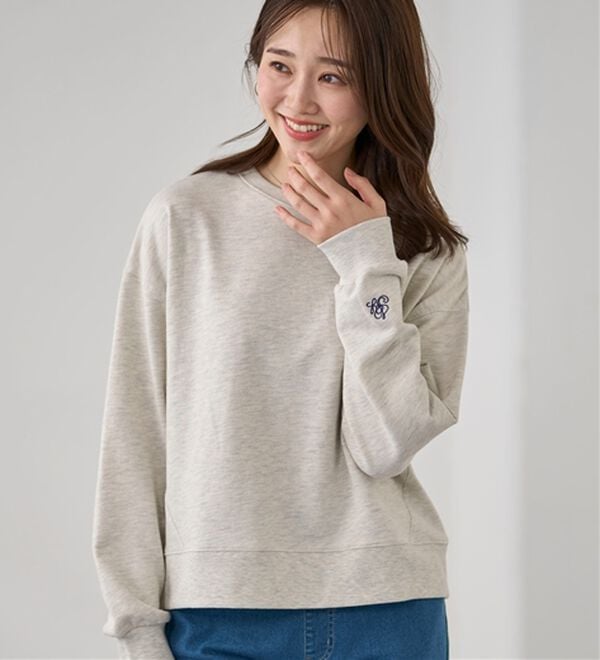 BELLUNA（ベルーナ）の「袖ワンポイント刺しゅう裏毛プルオーバー（カットソー）」｜詳細画像