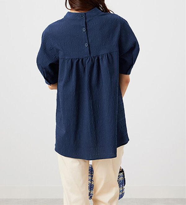 BELLUNA（ベルーナ）の「サッカー素材後ろボタンデザインブラウス（ブラウス）」｜詳細画像