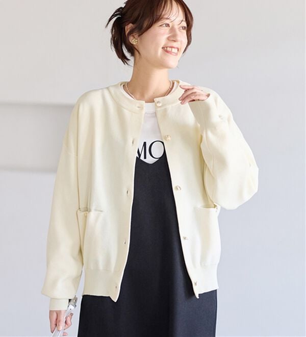 Viola e Viola（ヴィオラ エ ヴィオラ）の「むぎゅっと質感ゴールドボタンニットカーデ（ニットカーディガン）」｜オフ