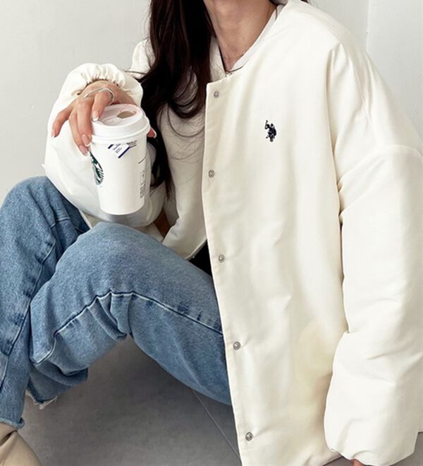 GeeRA（ジーラ）の「【U.S. POLO ASSN.】 ノーカラー中わたブルゾン（ハーフコート）」｜詳細画像