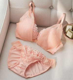 YU'NOW（ユナウ）の「ぷるるん谷間のノンワイヤーブラ＆ショーツ（ブラジャー＆ショーツセット）」｜サーモンピンクケミカルプリーツ