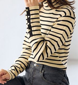 BELLUNA（ベルーナ）の「吸湿発熱綿１００％袖口ボタンリブニット（ニット・セーター）」｜白黒ボーダー