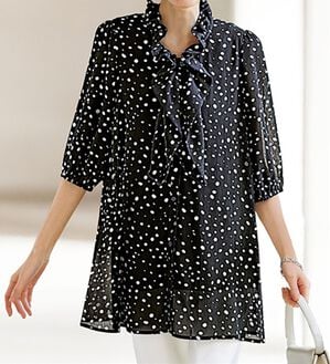 BELLUNA（ベルーナ）の「二の腕をカバーするシフォン楊柳ドット柄オーバーブラウス（チュニック）」｜黒系