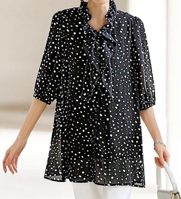 BELLUNA（ベルーナ）の「二の腕をカバーするシフォン楊柳ドット柄オーバーブラウス（チュニック）」｜黒系