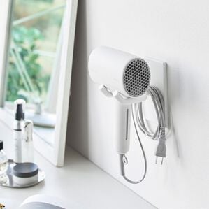iellio（イエリオ）の「タワー　ウォール角度調節ドライヤーホルダー＜ｔｏｗｅｒ山崎実業＞（洗面用品）」｜ホワイト
