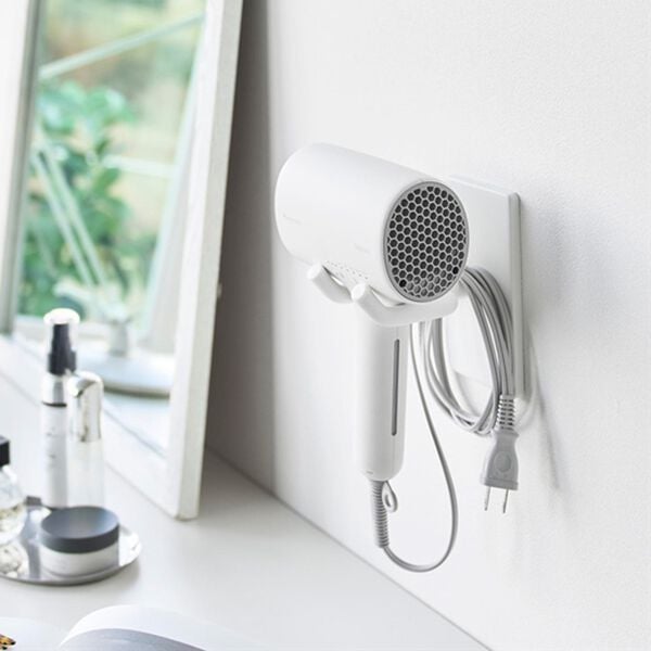 iellio（イエリオ）の「タワー　ウォール角度調節ドライヤーホルダー＜ｔｏｗｅｒ山崎実業＞（洗面用品）」｜ホワイト