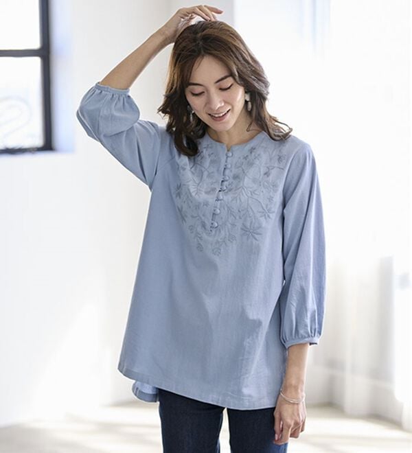 BELLUNA（ベルーナ）の「ナチュラルに可愛い刺しゅうブラウス（チュニック）」｜詳細画像