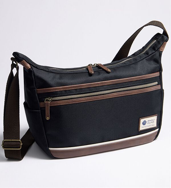 「＜アーノルド　パーマー＞収納上手なクロスボディバッグ（メンズボディバッグ・ウエストポーチ）」｜ブラック