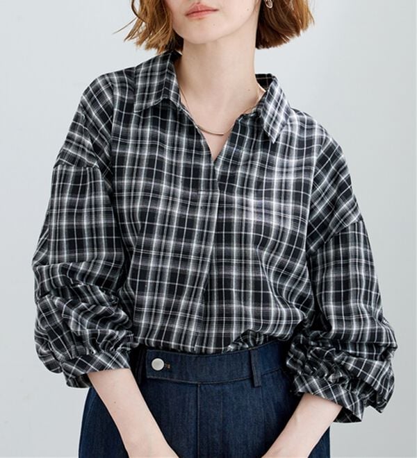 BELLUNA（ベルーナ）の「袖タックデザインスキッパーシャツ（ブラウス）」｜黒系チェック