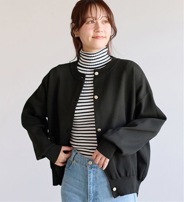 Viola e Viola（ヴィオラ エ ヴィオラ）の「むぎゅっと質感ゴールドボタンニットカーデ（ニットカーディガン）」｜ブラック