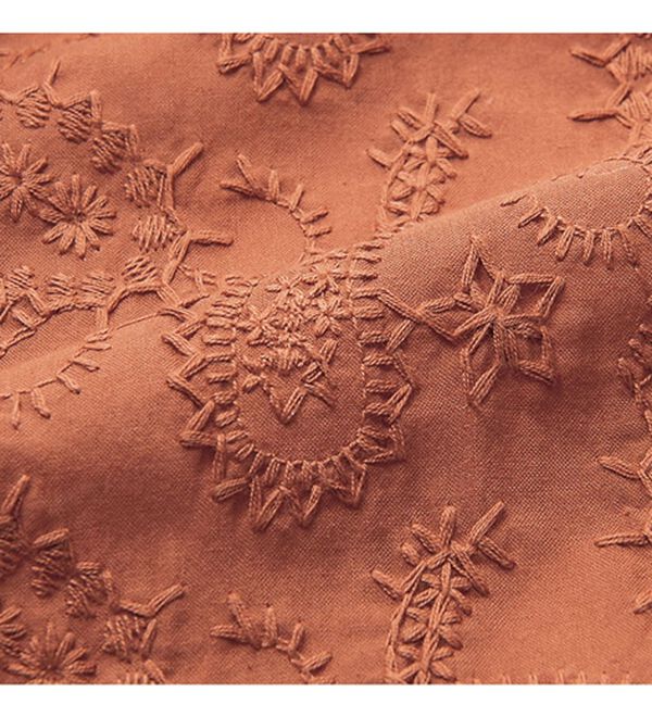 VINNO（ヴィノ）の「刺しゅうデザインピンタックブラウス（ブラウス）」｜詳細画像